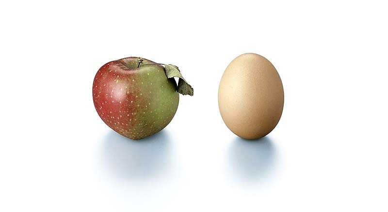 Diese Fotografie von Sabine Freudenberger zeigt eine Stillife-Aufnahme von Apfel und Ei